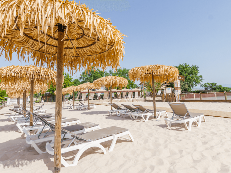 Tenemos nueva playa secreta en Madrid para ir con niños: arena fina, hamacas y sombrillas