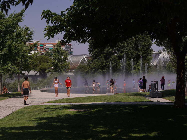 Gratis y como una atracción acuática: Arganzuela estrena la playa de Madrid Río (a falta de la piscina de Peñuelas)