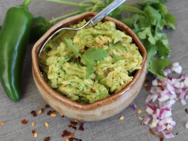 Cómo hacer guacamole en casa: así lo prepara el chef del mejor restaurante mexicano de Barcelona (¡y es facilísimo!) Cómo hacer guacamole en casa: así lo prepara el chef del mejor restaurante mexicano de Barcelona (¡y es facilísimo!)