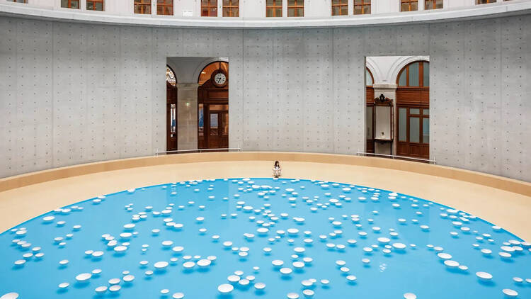 Des bols à la dérive sous la coupole : l’œuvre aquatique et sonore de Céleste Boursier-Mougenot à la Bourse de Commerce