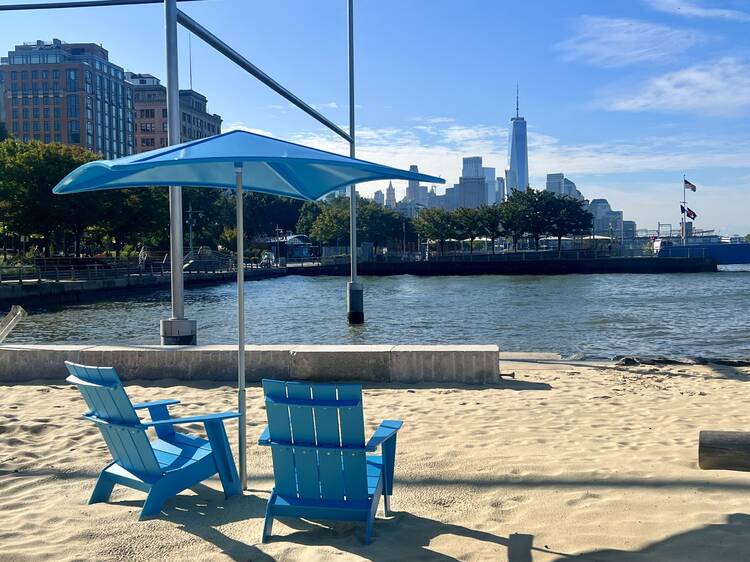 Manhattan has a great new beach—except you can't swim at it Manhattan has a great new beach—except you can't swim at it