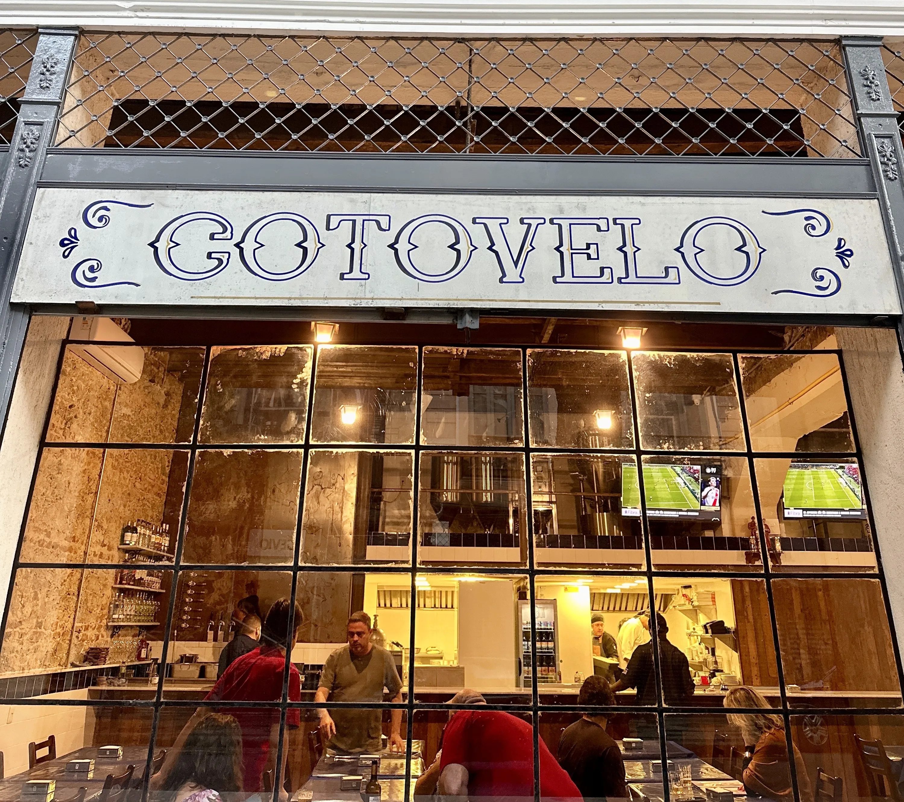 Salão da Cotovelo, com vidro e balcão de mármore do lado de fora