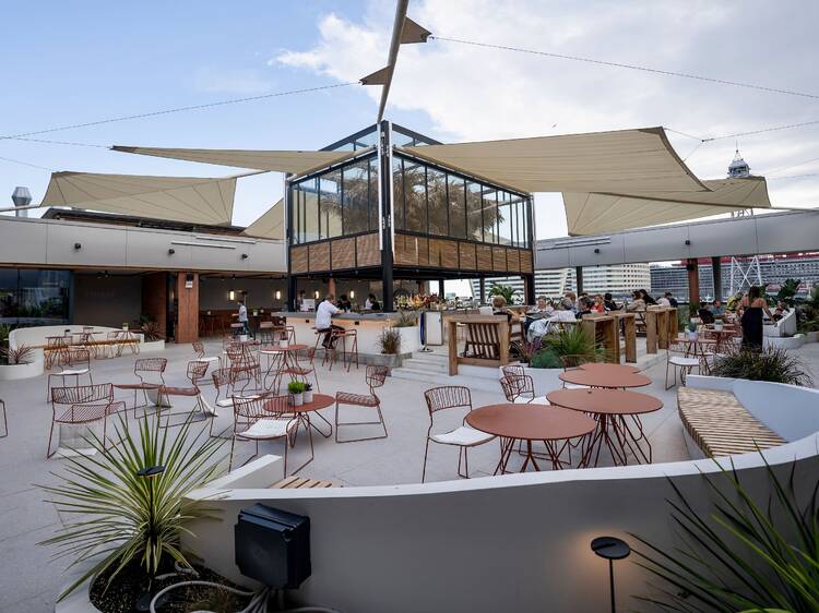 Para ligar en la terraza: Monk Time Out Market