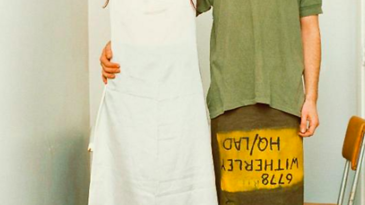 Wolfgang Tillmans (1968, République fédérale d'Allemagne)  Suzanne & Lutz, white dress, army skirt  1993. © Wolfgang Tillmans