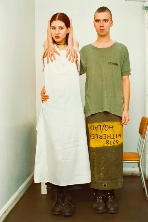 Wolfgang Tillmans (1968, R&eacute;publique f&eacute;d&eacute;rale d'Allemagne)  Suzanne & Lutz, white dress, army skirt  1993. &copy; Wolfgang Tillmans
