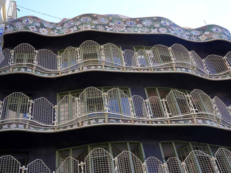 Així són la façana posterior i el pati privat de la Casa Batlló tal com Gaudí els va dissenyar el 1906