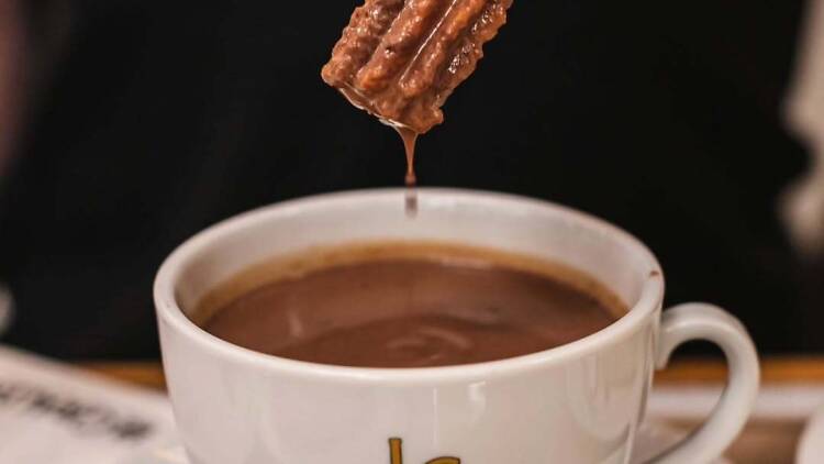 Comer churros con chocolate caliente a La Giralda Comer churros con chocolate caliente a La Giralda