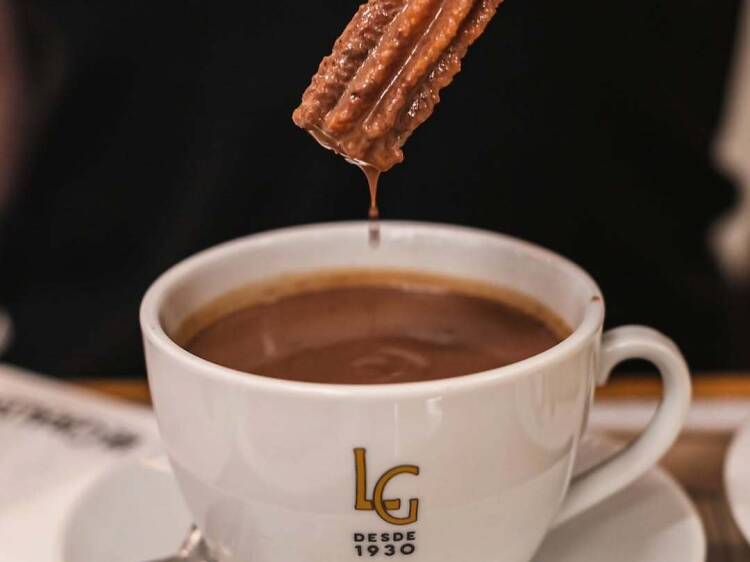 Comer churros con chocolate caliente a La Giralda Comer churros con chocolate caliente a La Giralda