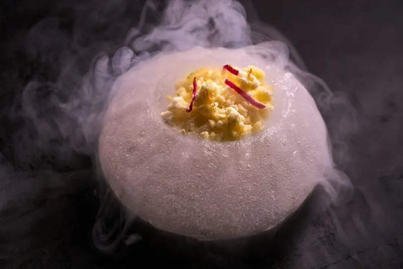 O elegante restaurante comandado pelo chef Mitsuharu "Micha" Tsumura leva o nome de uma frase japonesa usada para cumprimentar as pessoas: maido.