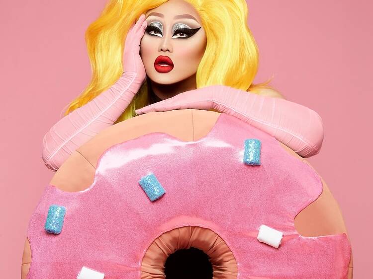 Maquillaje drag de KimChi Chic
