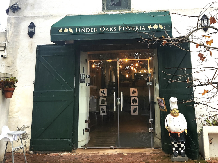 Under Oaks Pizzeria