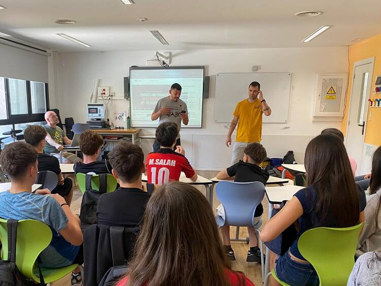 Joves que mai parlen català trenquen la barrera de la vergonya a través del rap improvisat