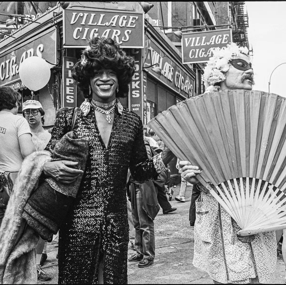 La activista Marsha P. Johnson, en frente de Stonewall