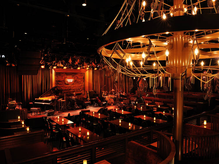 Sip in style with a night of bar hopping