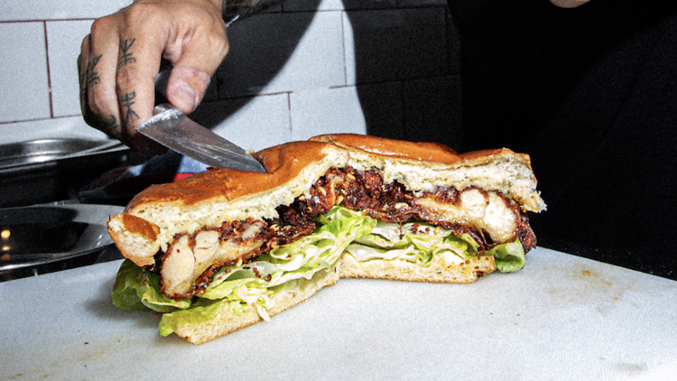 Una hamburguesa de pollo frito del 'karaage', la de Fry House