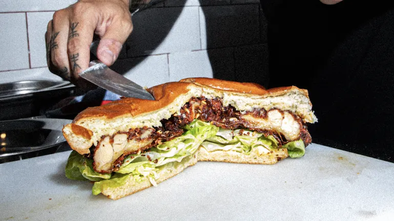 Una hamburguesa de pollastre fregit com encara no s'havia tastat a Barcelona