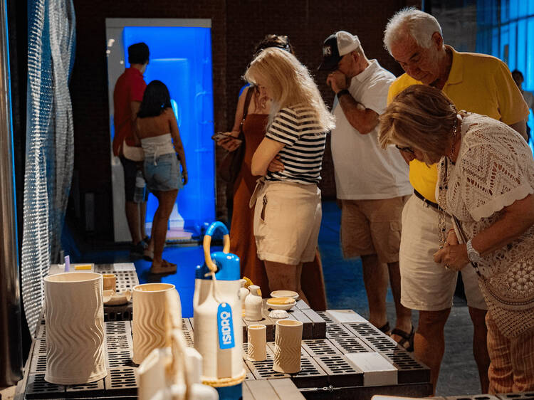 Muebles, lámparas, juegos de mesa... los diseños más llamativos protagonizan esta exposición gratuita en Madrid
