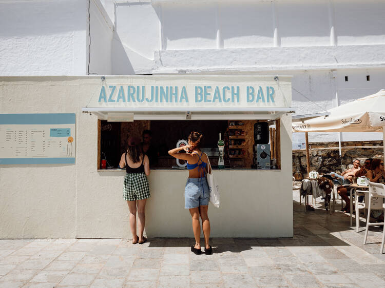 Azarujinha Beach Bar: a renovated menu and space to welcome summer