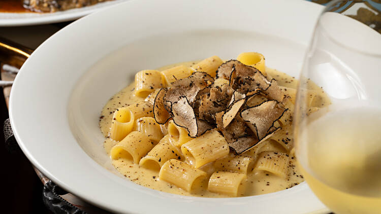 Destaque para o cacio, pepe e tartufo, feito com grano duro, queijos pecorino e grana padano, pimenta preta e trufa, e o Tortelli al tartufo
