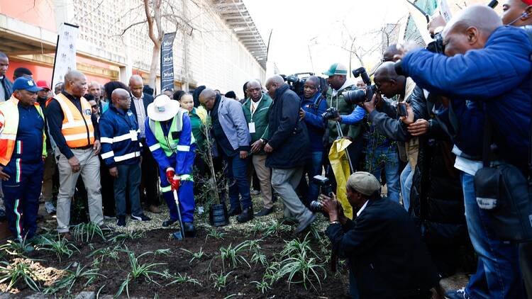 Minister Paul Mashatile getting his hands dirty at the launch of the clean cities and towns campaign