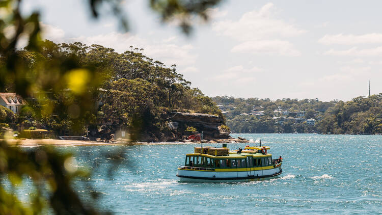 Bundeena ferry leaving the wharf