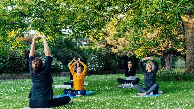 Yoga al aire libre Shutterstock
