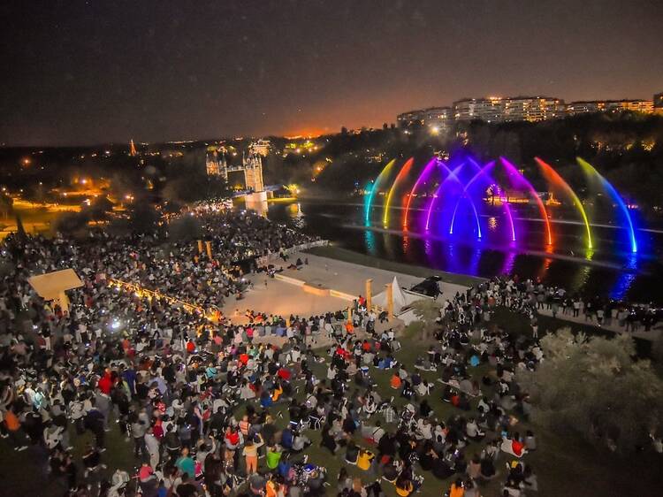 Plan de finde por la noche para toda la familia: espectáculo de agua, luz y sonido en este parque de Madrid con su propia Torre Eiffel