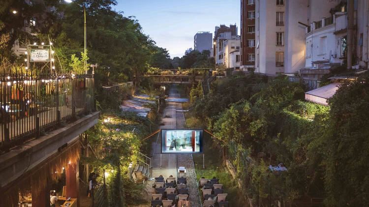 Descendre sur les rails de la Petite Ceinture pour le ciné en plein de la Recyclerie