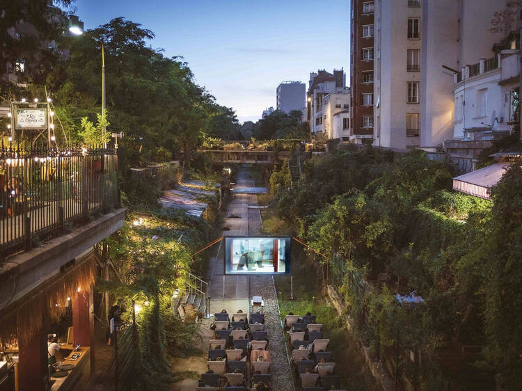 Descendre sur les rails de la Petite Ceinture pour le ciné en plein de la Recyclerie