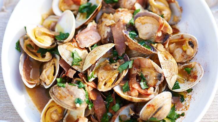 Put on your apron and learn how to prepare recipes with clams and sea lettuce