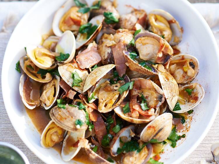 Put on your apron and learn how to prepare recipes with clams and sea lettuce