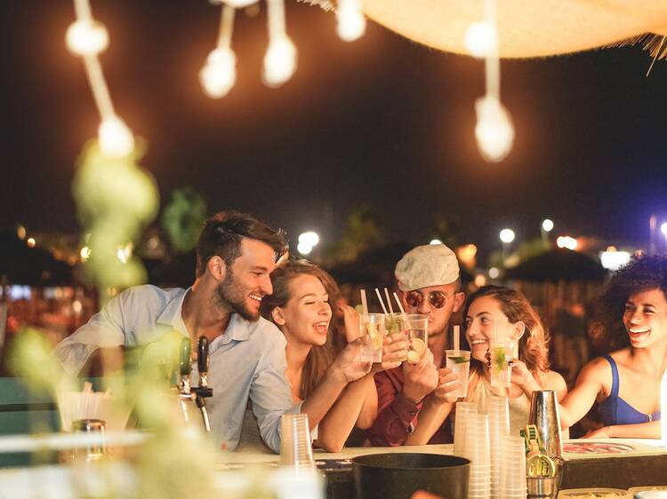Solárium, camas balinesas, zona chill out y música en directo: así es el nuevo espacio para disfrutar del tardeo en Madrid