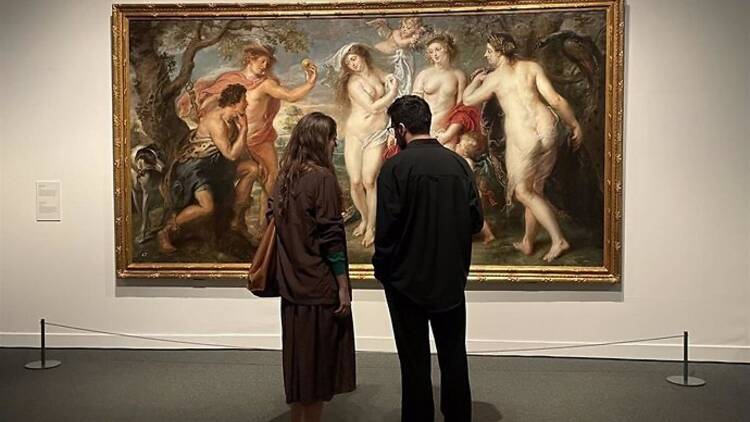 tantes ante 'El juicio de Paris' de Rubens en el CaixaForum de Barcelona