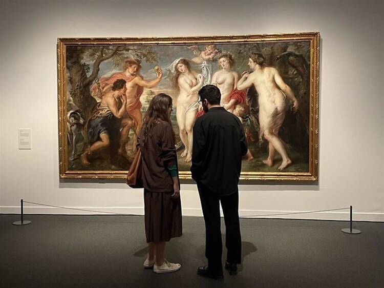 tantes ante 'El juicio de Paris' de Rubens en el CaixaForum de Barcelona