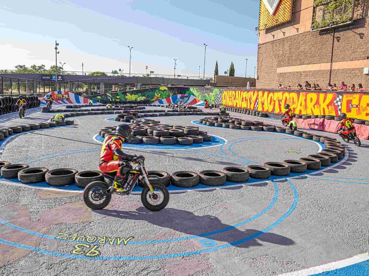 Abre en Madrid un mega-circuito para pilotar una 'pit bike': más de 1.000 metros cuadrados de adrenalina y curvas