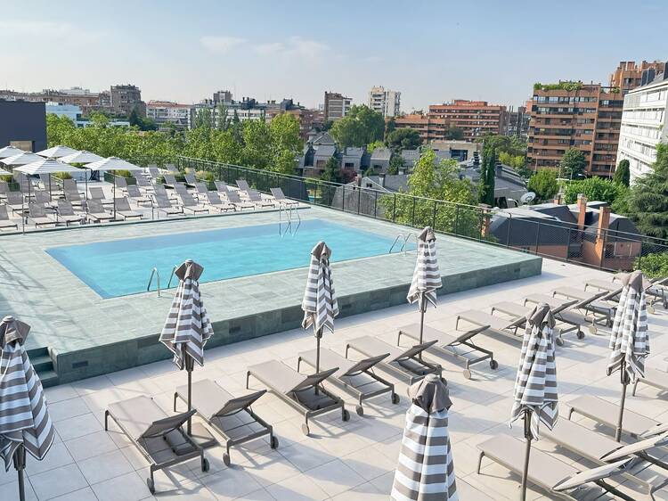Descubrimos una nueva y exclusiva piscina en una azotea de Madrid: más de 300 m² con solárium, zona de relax y música relajante