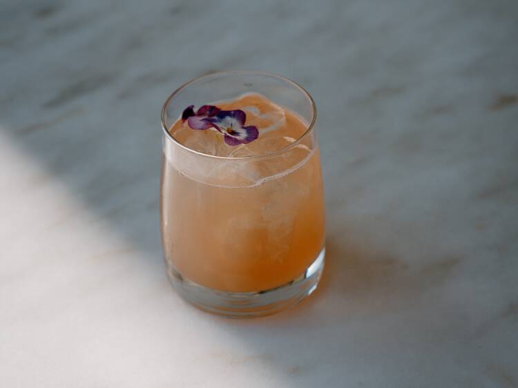 Cocktail Teaches of Peaches do Time Out Bar