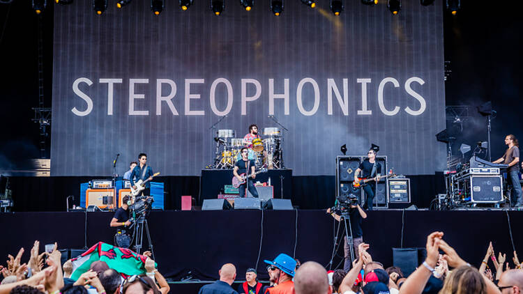 Stereophoics on stage, with their name projected behind them.