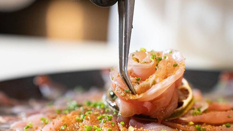 Ussuzukuri de salµano com flor de sal e azeite trufado