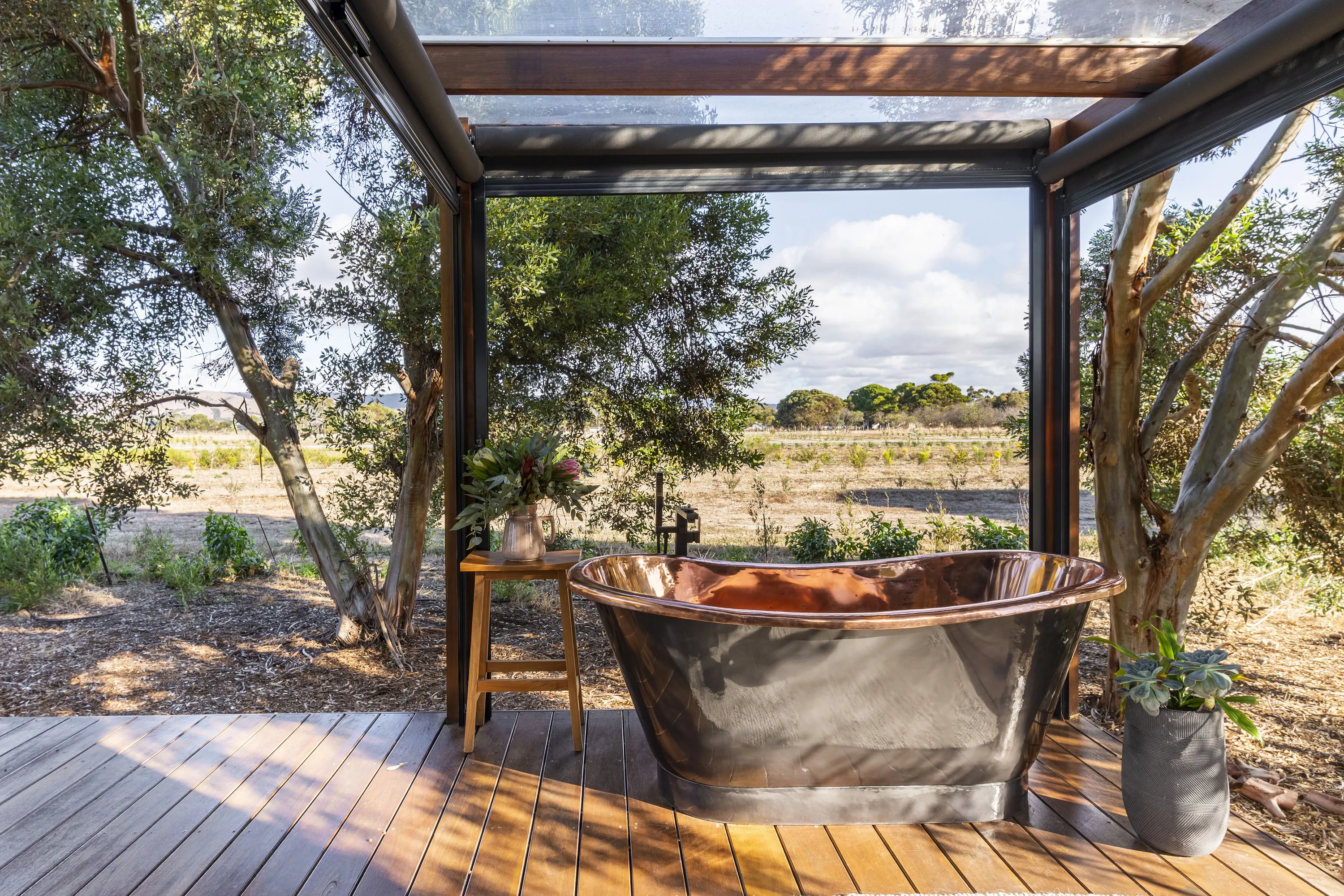 Outdoor bath tub
