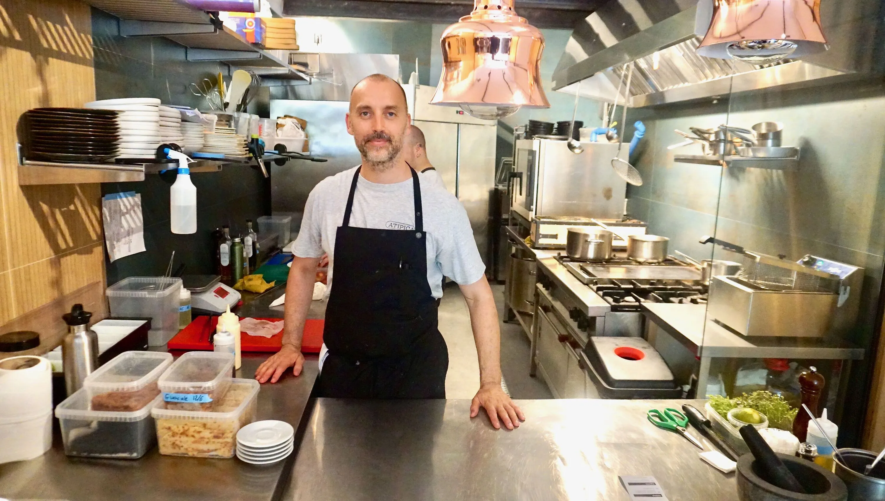 Matteo Bertozzi en la cocina de Atipical