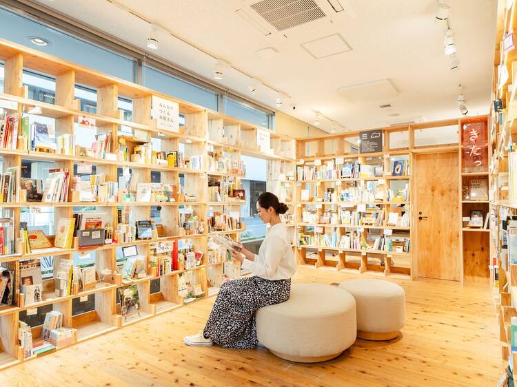 100通りの個性的な本棚と対話する。