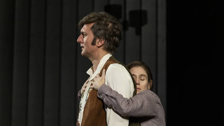 Yael Stone and Ash Flanders holding each other in 'Mother Play'.