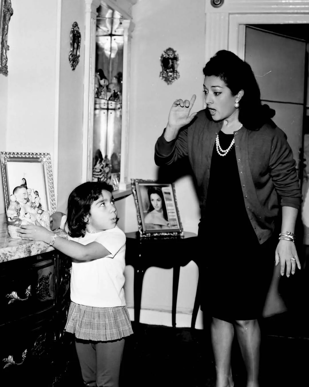 Fotografía de Gianni Ferrari de Lola Flores con su hija Lolita, en la Exposición MADRID, ICONO POP