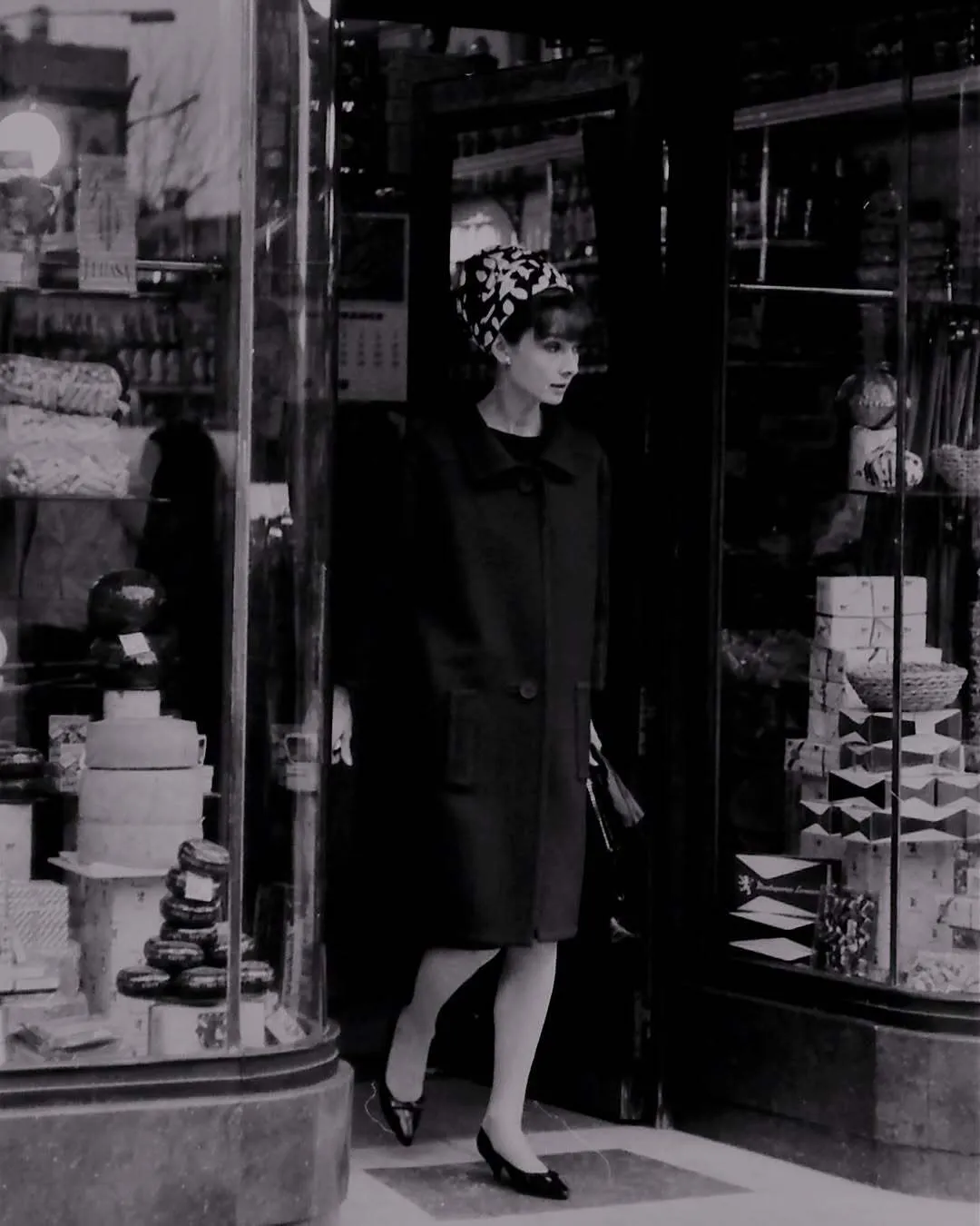 Fotografía de Gianni Ferrari de Audry Hepburn de compras en Madrid, en la Exposición MADRID, ICONO POP