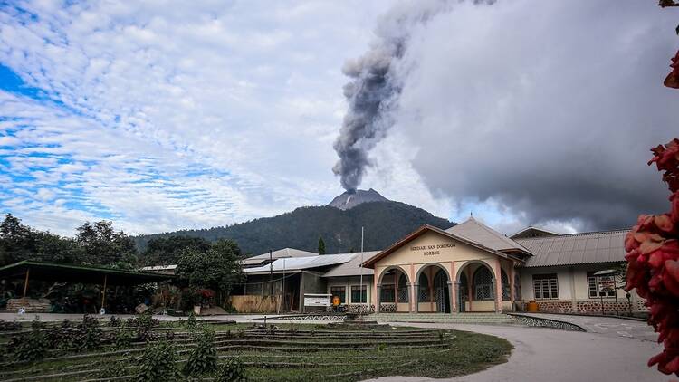 Mount Lewotobi eruption