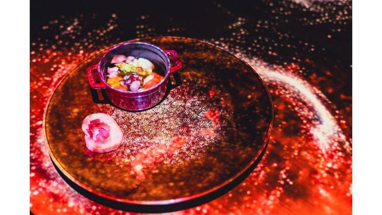 地上約180メートルで食の旅へ飛び込む。