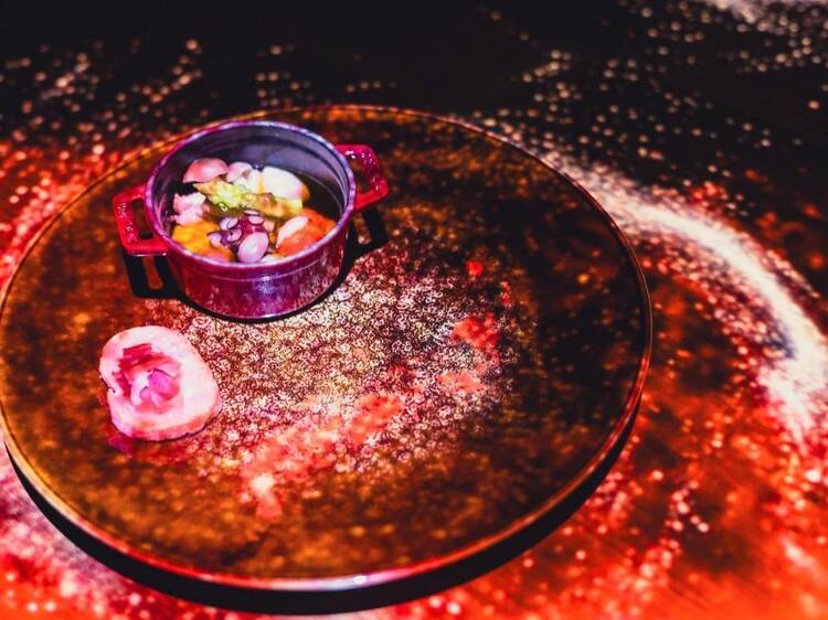 地上約180メートルで食の旅へ飛び込む。