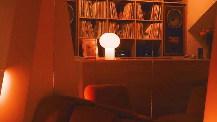 Escuchar vinilos y tomar una copa en bimbi-nilo
