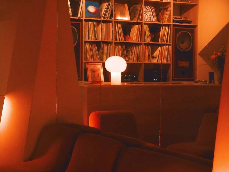 Escuchar vinilos y tomar una copa en bimbi-nilo
